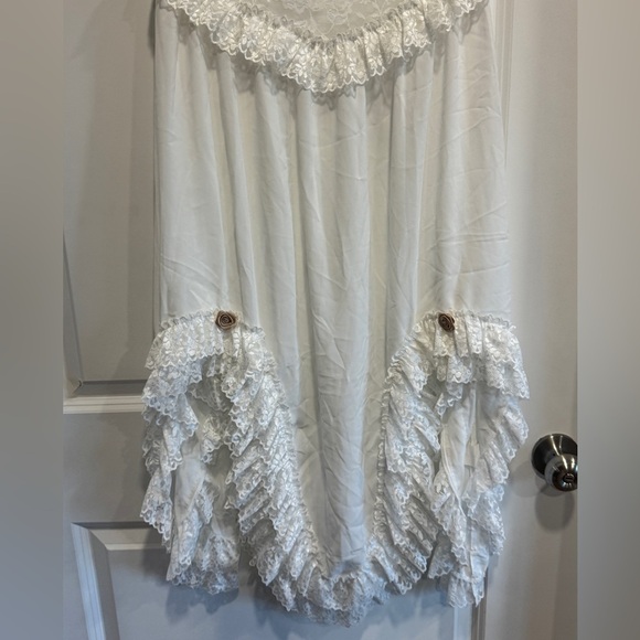 Elegant Lace Strapless Dress - Picture 12 of 15